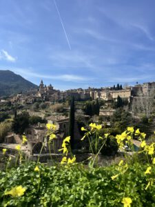 Blick auf Valdemossa im Februar - ein Mallorca Dörfer Klassiker