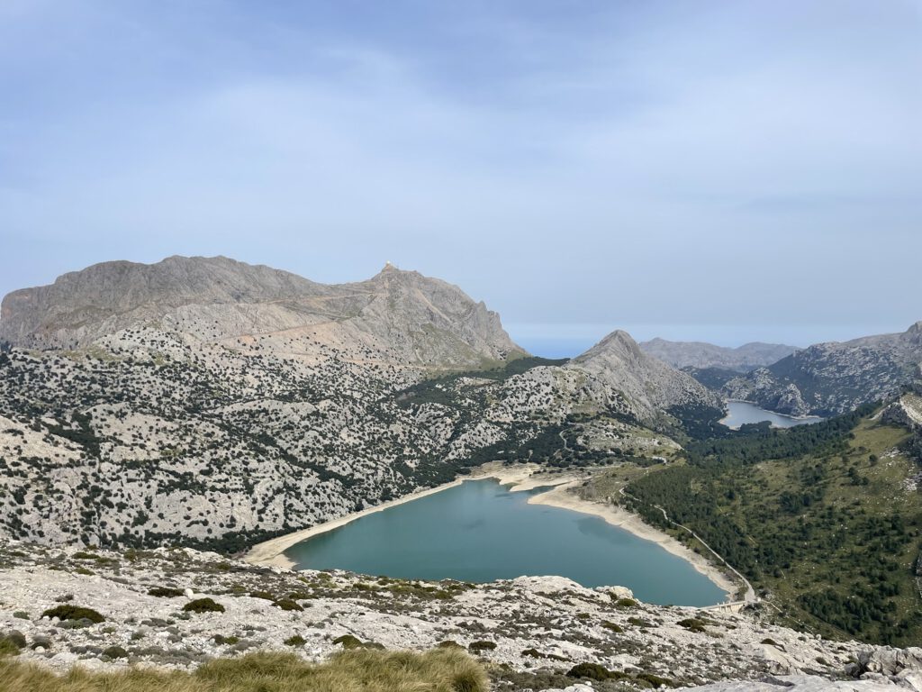 Blick auf den Stausee und die Tramuntana von Sa Rateta