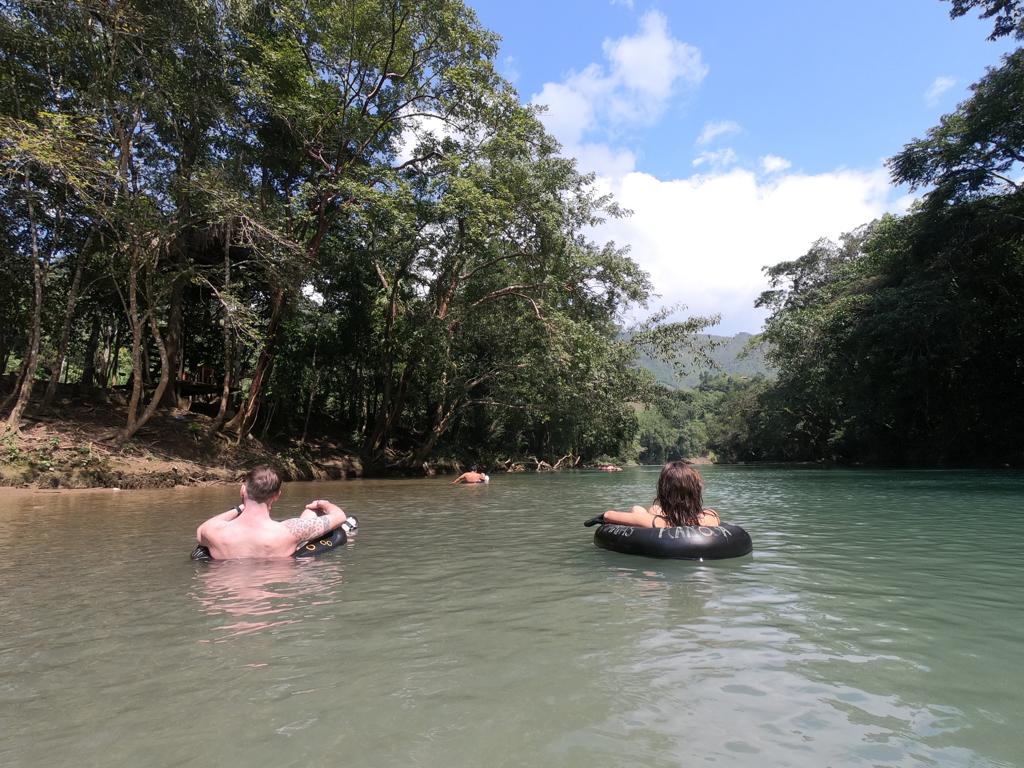 River Tubing auf dem Rio Cahabon in Semuc Champey, Guatemala