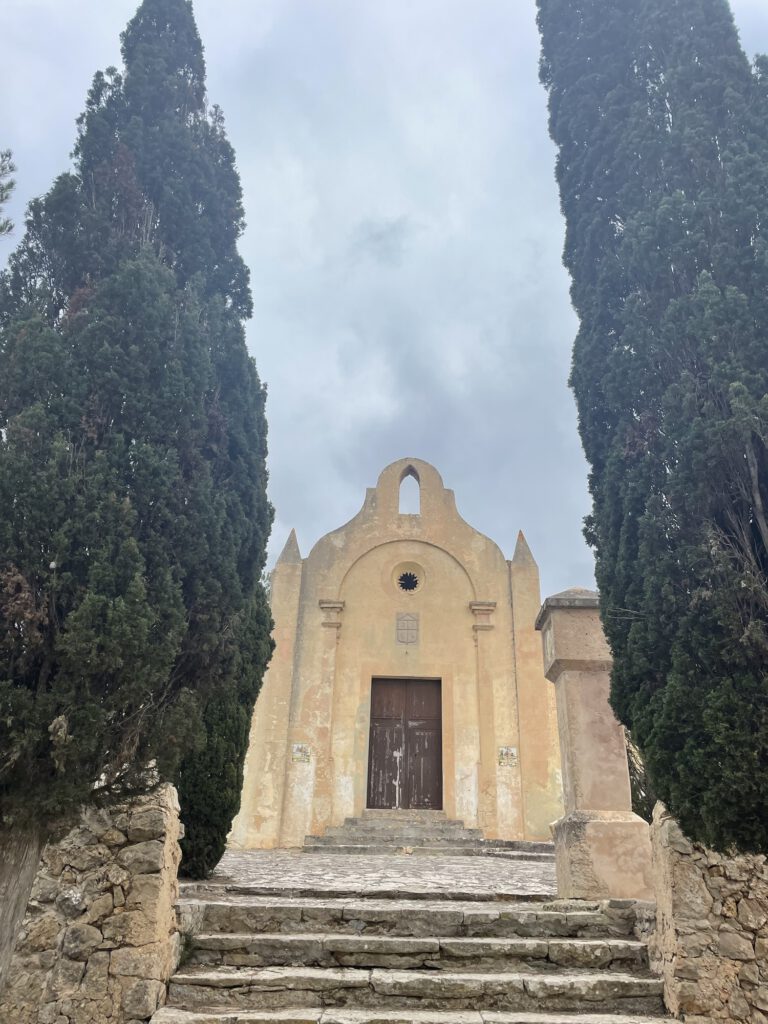 Die Kapelle von Felanitx - etwas verlassen und liebesbedürftig, aber dafür mit einem tollen Ausblick